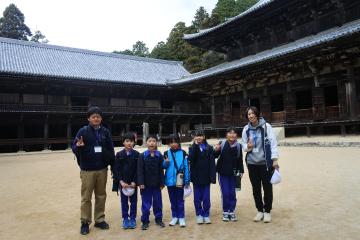 圓教寺で記念撮影をする児童たち