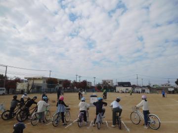 自転車に乗って並んでいる児童の様子。