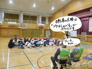 体育館で話を聞いている様子（自転車の点検は「ブタはしゃべる」がポイントです）