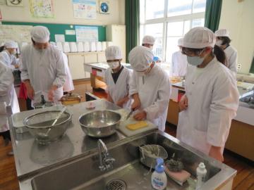 みそしるの具を切る5年生