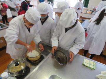 ごはんをほぐす5年生