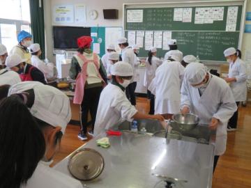 手際よく片付ける5年生