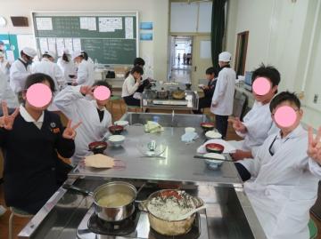 みそ汁とご飯といっしょに記念撮影する5年生その1