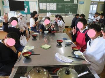 ご飯とみそ汁と記念撮影をする5年生その2