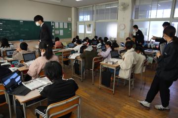 5年生の授業で、各自調べています