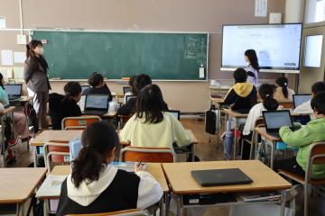 4年生の授業で発表しています