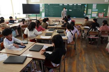 1年生の授業でグループで話を聞いています