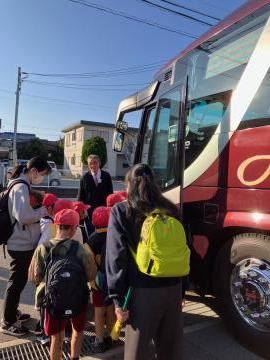 児童たちがバスに乗り込むところ