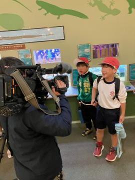 水族館内で取材を受ける児童たちの様子