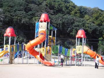 遊具で遊ぶ児童たちの様子