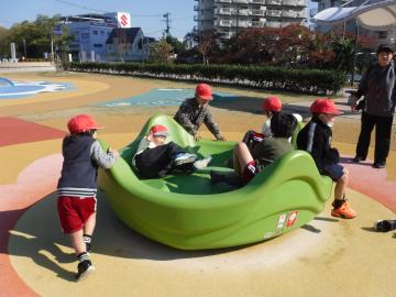 公園の遊具で遊ぶ児童たちの様子