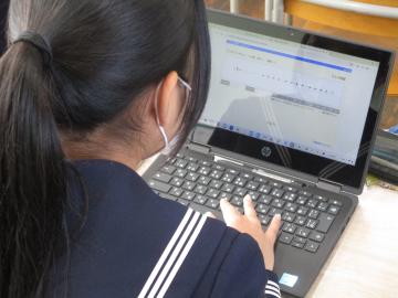 生徒が音楽ソフトでリズム感を鍛える様子