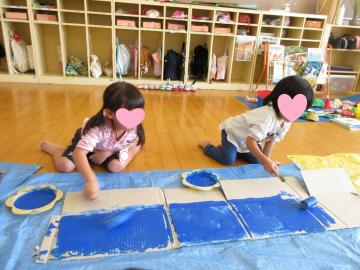 水槽に色を塗っているところ