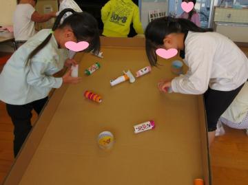 どんぐりころがしの障害物を付けているところ