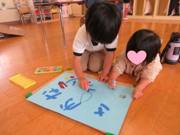 さかなつりやさんの看板を作っているところ