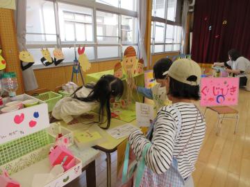 くじ引きの店番をしているところ