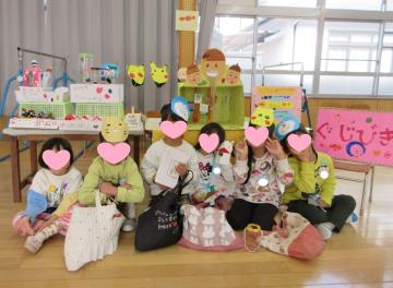 お店の前で写真撮影