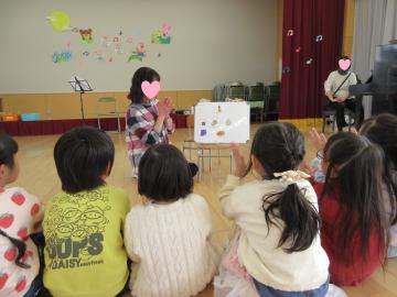 果物に合わせて手拍子をしているところ