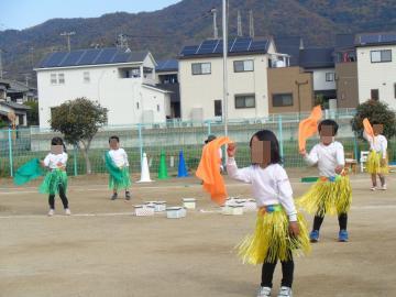 スカーフを手に持って園児がダンスをしている