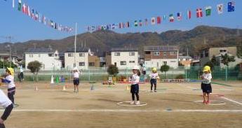 園児がフラフープを回している