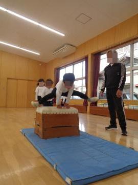 園児が一人ずつ跳び箱の2段を跳んでいる