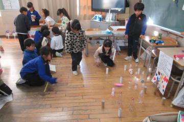 1年生がくるましゃてきに熱中している様子