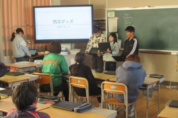 教室内で4年生が班ごとに発表している様子