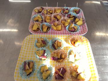 大学いもが完成し、机上に置いた様子