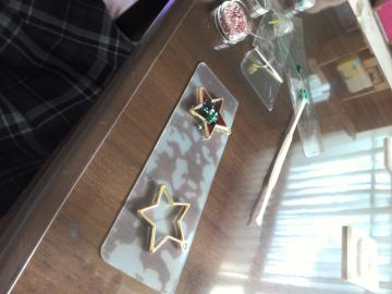 机上でレジンを型に流し込んでいる様子