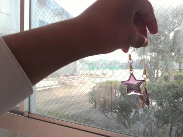 作ったレジンを持った生徒の手の様子