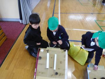 園児がまつぼっくりスライダーを楽しむようす