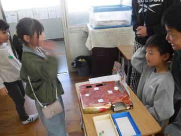 1年生と2年生がいっしょに遊ぶ様子