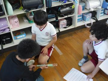 2年生が1年生に遊び方の説明をする様子1