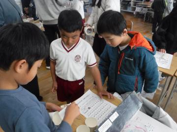 1年生がスタンプシールを選ぶようす