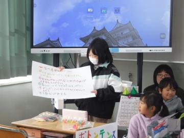 2年生が1年生に説明する様子