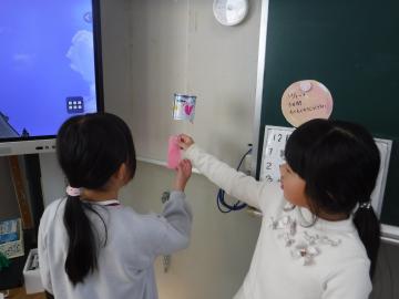 2年生が1年生に遊び方の説明をする様子2