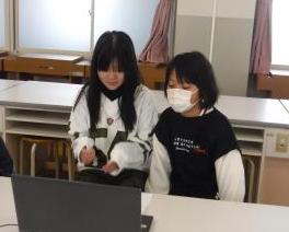 オンラインで開会あいさつをする企画委員会の児童