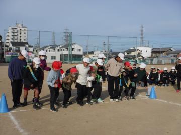 チャレンジリレーのスタートの白線に1列に並ぶ児童たちのようす