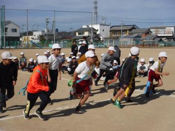 最終ランナーにバトンをわたすところ