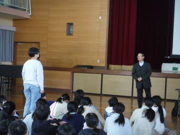 児童が講師に姫路城について質問をするようす