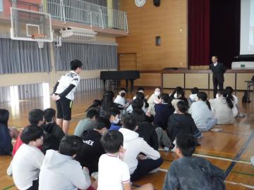 児童代表がお礼の言葉を言うようす