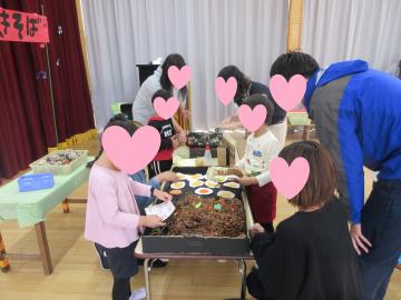 室内でやきそば屋さんごっこをする園児たちの様子