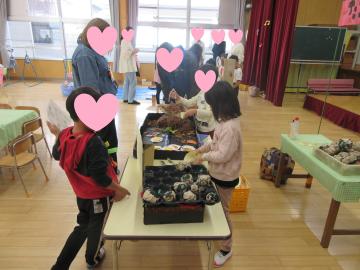 遊戯室でたこやき屋さんごっこをする園児たちの様子