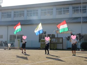 園庭でカラーガードをしている園児たちの様子