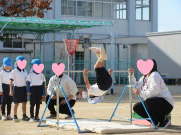 園庭で逆上がりをしている園児たちの様子