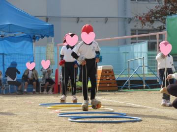 園庭でパカポコをしている園児たちの様子