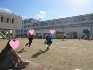 園庭でリレーをしている園児たちの様子