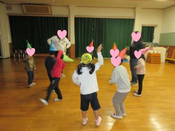 室内でダンスをしている園児たちの様子