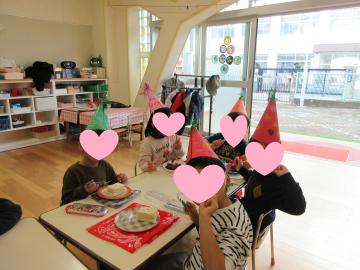 室内でケーキを食べている園児たちの様子