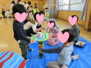 遊戯室でゲーム屋さんごっこをする園児たちの様子